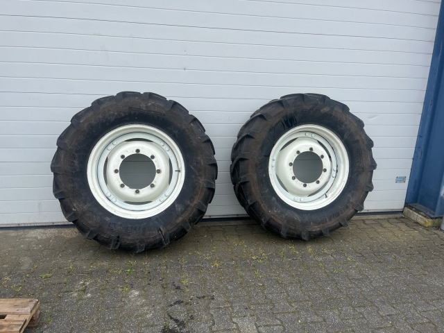 112124_Pirelli-18-4R38-38085R28-op-velg-112124-1.jpg