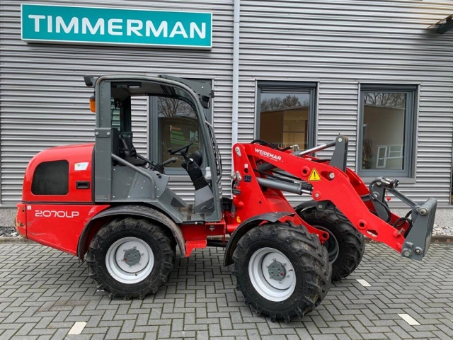 1630_Weidemann-2070CX-LP-Shovel.jpg