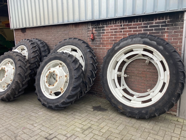2392_320-85R32-12-4R46-Banden-12-4R46-Dubbellucht.jpg