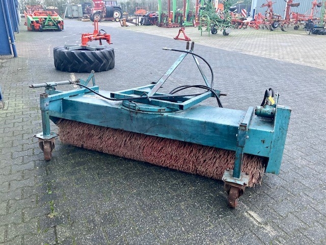 _Briri-2-10-veegmachines-hydraulisch-met-opvangbak.jpg