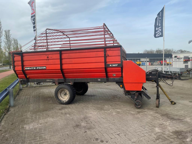 _Deutz-Fahr-K327-Opraapwagen.jpg