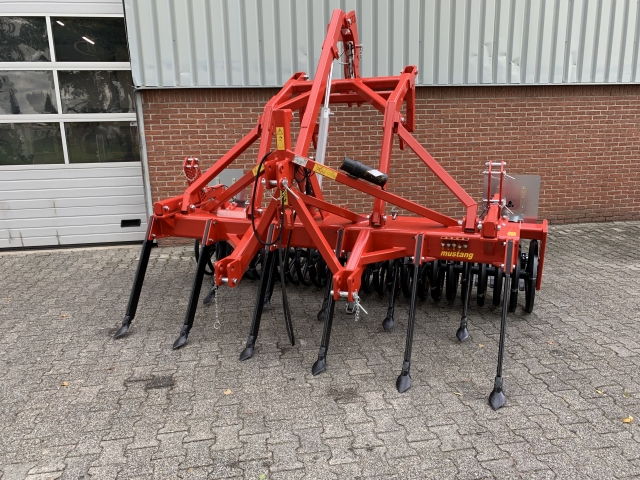 _Evers-Mustang-LD-11B-Cultivator.jpg