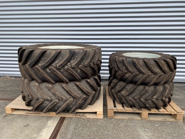 _Michelin-banden-540-65R34-en-420-65R24.jpg