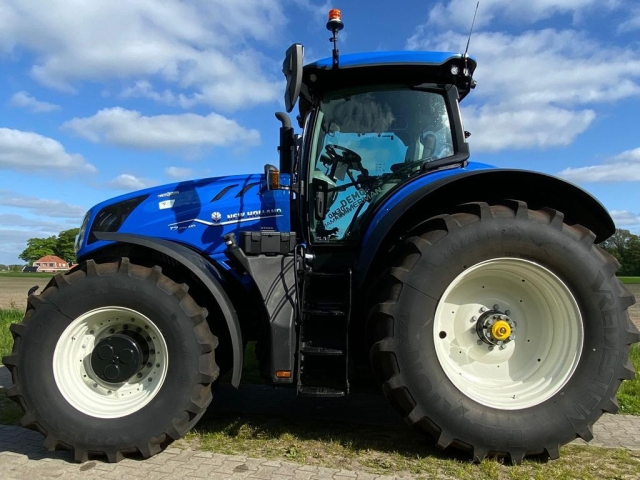_New-Holland-T7-30-5-23-1.jpg