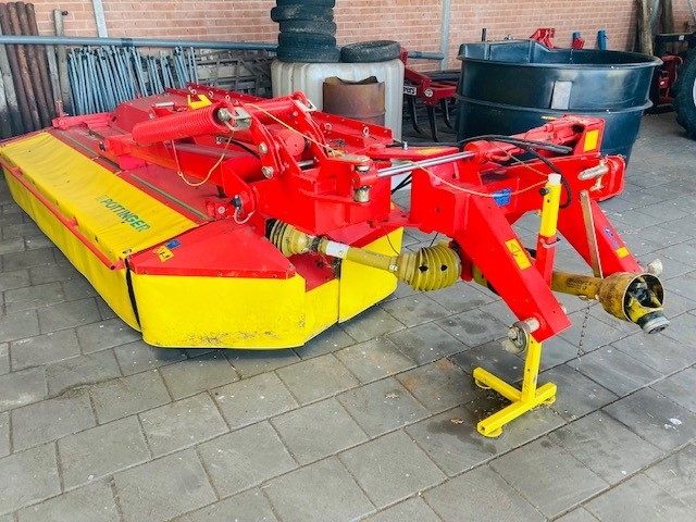 _Pottinger-Novacat-305-HED-maaier-met-kneuzer.jpg