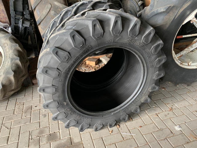 _Trelleborg-440-65R28-Banden.jpg
