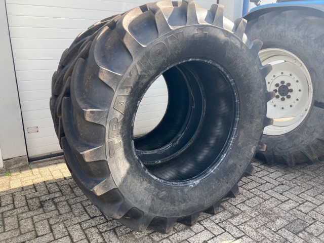 _Vredestein-540-65R28-650-65R38-Banden.jpg